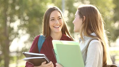 طالبات يروين تجاربهن مع تكوين الصداقات في أولى جامعة