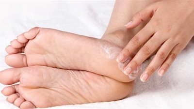 طرق طبيعية لعلاج تشقق كعب القدم