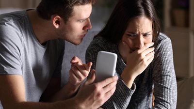 زوج أمام المحكمة في دعوى إنكار نسب: اكتشفت خيانتها من فيسبوك 