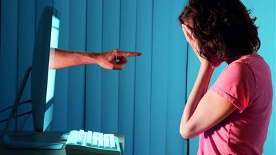 أستاذ علم اجتماع لـ هير نيوز: القضاء على التحرش الإلكتروني في يد الفتيات