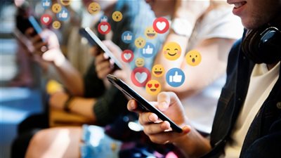 استشاري نفسي يضع روشتة لحماية المراهقات من الجروبات الإباحية على السوشيال ميديا 