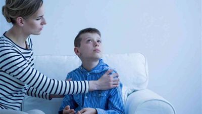 استشاري نفسي يوضح طريقة تعامل الأم مع الطفل المريض بالتوحد