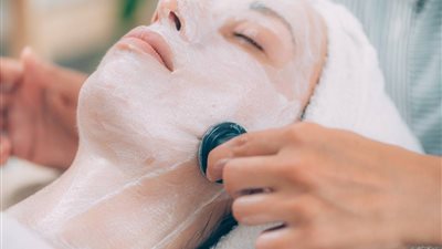 تعرفي على فوائد علاج الوجه بالحجامة