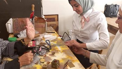 تدريب الفتيات بكفر الشيخ على صناعة الحُلي من النحاس والفضة  