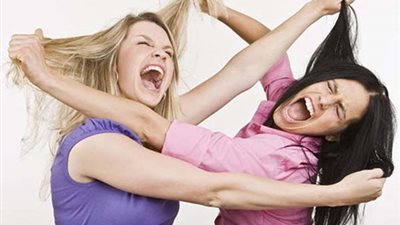 الستات تعترف: عدو المرأة هو المرأة.. وأخصائي نفسي يوضح الرأي العلمي