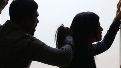 زوجة تطلب الطلاق: طردني من المنزل بملابس النوم