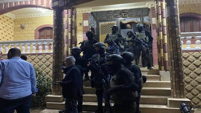 تفاصيل ملحمة تحرير الأمن لـ12 رهينة من مسجل خطر في الفيوم || صور