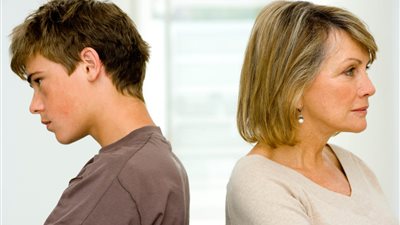 ابني بيبعد عني وغامض أعمل إيه؟.. استشاري طب نفسي تُجيب