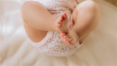 زوجان يضعان رضيعهما أمام مسجد هربًا من الإنفاق عليه