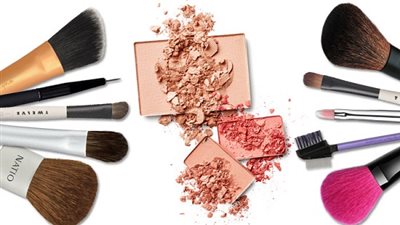 أدوات مكياج يجب الاحتفاظ بها في حقيبتك أثناء اليوم الجامعي