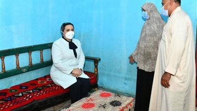 في لفتة إنسانية.. السيدة انتصار السيسي تتناول الشاي بمنزل أسرة بالمنوفية 