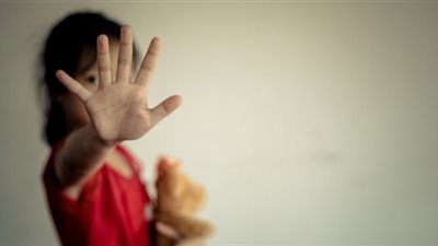 سائق يتحرش بطفلة أثناء توصيلها للمدرسة.. تفاصيل مخجلة