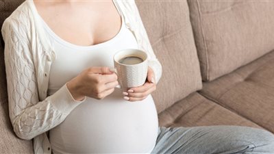 لن تضطري للتخلي عن شرب القهوة أثناء الحمل.. وإليكِ السبب