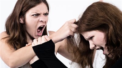 الأمن يكشف ملابسات فيديو تضرر سيدة من جارتها في السلام 