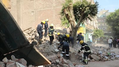 انتشال جثتي سيدة وابنتها من أسفل عقار روض الفرج المنهار