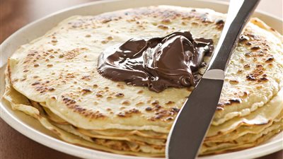 طريقة عمل الكريب بالشيكولاتة والفواكه.. أكلة حلوة لأطفالك