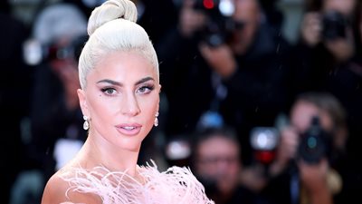 ليدي جاجا تخطف الأنظار بثوب أحمر مُثير في منزل «جوتشي»..صور