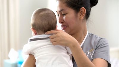 د. العوضي تكشف مخاطر بدائل الأمهات من مربيات وخادمات على الطفل