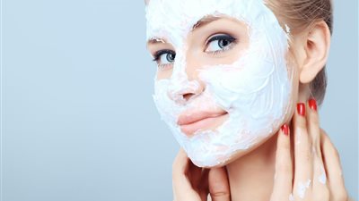 «الزبادي والبيض».. ماسكات للعناية بالبشرة من عناصر طبيعية في مطبخك