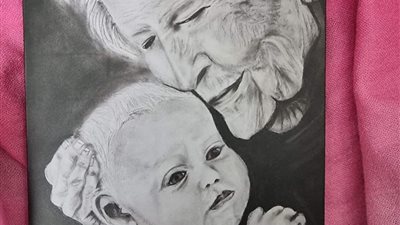 «أنجيل فؤاد» تُبدع في تجسيد احتفال الجدة بحفيدها بلوحة فنية جديدة