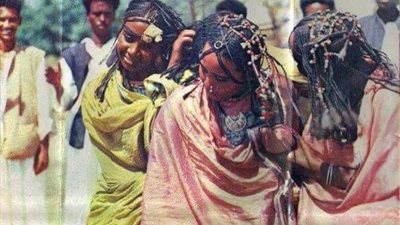 «سكب اللبن والجلد بالكرباج وهدم البيت».. أغرب عادات الزواج في السودان