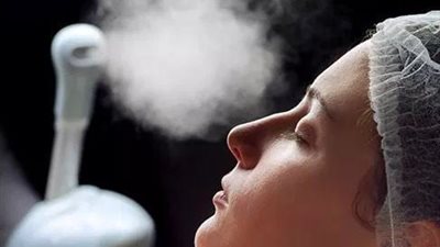 «احذري الإصابة».. طريقة تنظيف البشرة بالبخار والإبرة في المنزل| فيديو