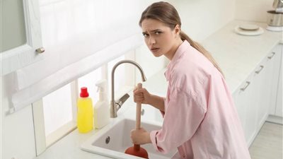 «خليكي سباكة».. طرق تسليك صفايات وأحواض ومواسير المطبخ