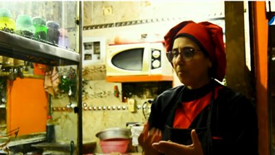 ماما دهب.. حرمت من الأمومة فحملت دفء الأسرة لزبائنها مع ساندوتشات الكبدة..فيديو 