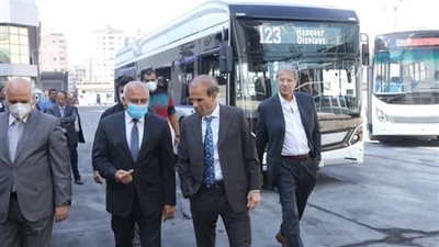 وزير النقل يزور شركة MCV ممثل مرسيدس لتفقد أتوبيسات الكهرباء
