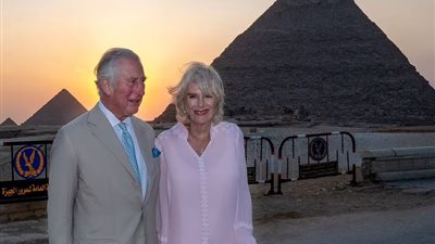 الأمير تشارلز وزوجته كاميلا في ذهول أثناء زيارة الأهرامات وأبو الهول| صور