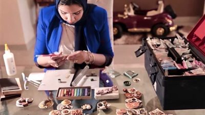 «عزة عاطف».. تُبدع في تحضير أطباق الطعام المُصغرة من الصلصال الحراري