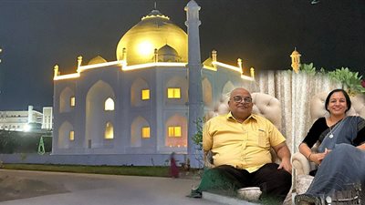 هندي يهدي زوجته نسخة مصغرة من 