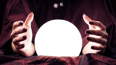 «غريزة الأنثى».. سر إيمان النساء بالظواهر السحرية أكثر من الرجال