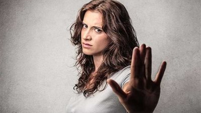 «إشباع خاطئ».. علامات مراهقة المرأة في سن الأربعين