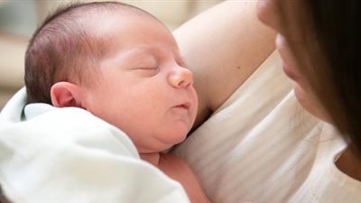 أخطاء تقع فيها الأمهات عند التعامل مع الرضيع بعد ولادته.. احذري منها