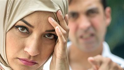 «سخرية الأزواج» صداع السيدات أمام العائلات.. وخبيرة نفسية تكشف الحل