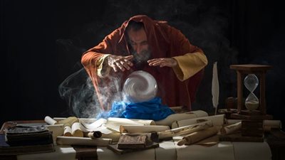 أحدهم يكتب على أجسادهن.. دجل 