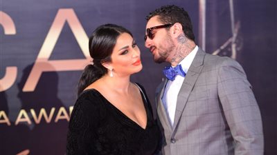 أحمد الفيشاوي يقبل زوجته في افتتاح مهرجان القاهرة 43