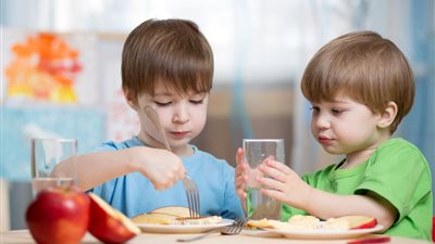 كيف يمكنك إقناع أطفالك بتناول الطعام الصحي؟ 