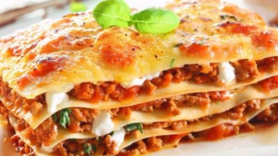 في خطوات بسيطة.. طريقة عمل اللازانيا باللحم المفروم