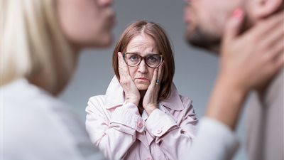 زوجي ملاك ولكن أمه دمرتنا.. تلجأ للقضاء ليخلصها من استبداد حماتها