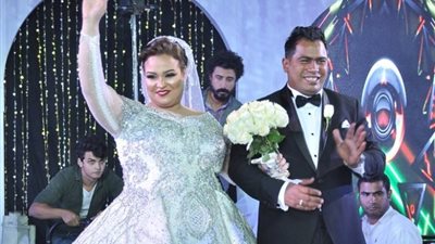 ويزو تحتفل بعيد ميلاد زوجها بطريقة غريبة