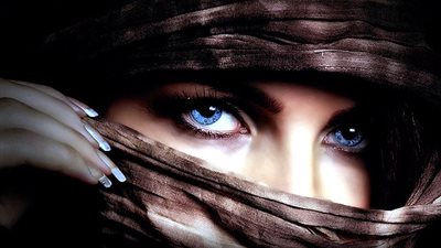 دراسة: النساء ذوات العيون الزرقاء «جذابة» أكثر للرجال