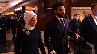 «اعملي شاي».. هجوم نسائي على استلام زوجة محمد صلاح لجائزة القدم الذهبية