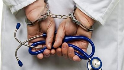 طالبة الثانوي: «انتحلت صفة طبيبة وكنت أستعين بالكتب العلمية»