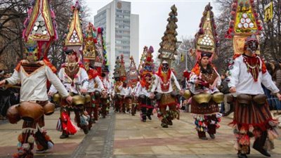 حمامات بخار بالفواكه.. أغرب عادات استقبال الشتاء في العالم