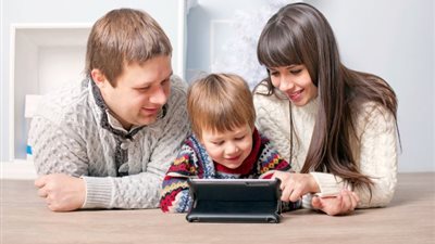 استشاري يوجه رسائل لتوعية الأمهات بتعامل الأطفال مع التكنولوجيا| فيديو