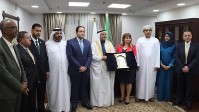 مهرجان المرأة العربية يمنح «العسومي» درع «رجل 2021»