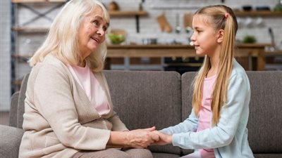 «الكيميا والمشاعر».. حكايات الجدات والأمهات والبنات عن الحب الأول