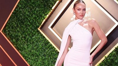 أشهر عارضات الأزياء على السجادة الحمراء لمهرجان البحر الأحمر السينمائي بجدة| صور